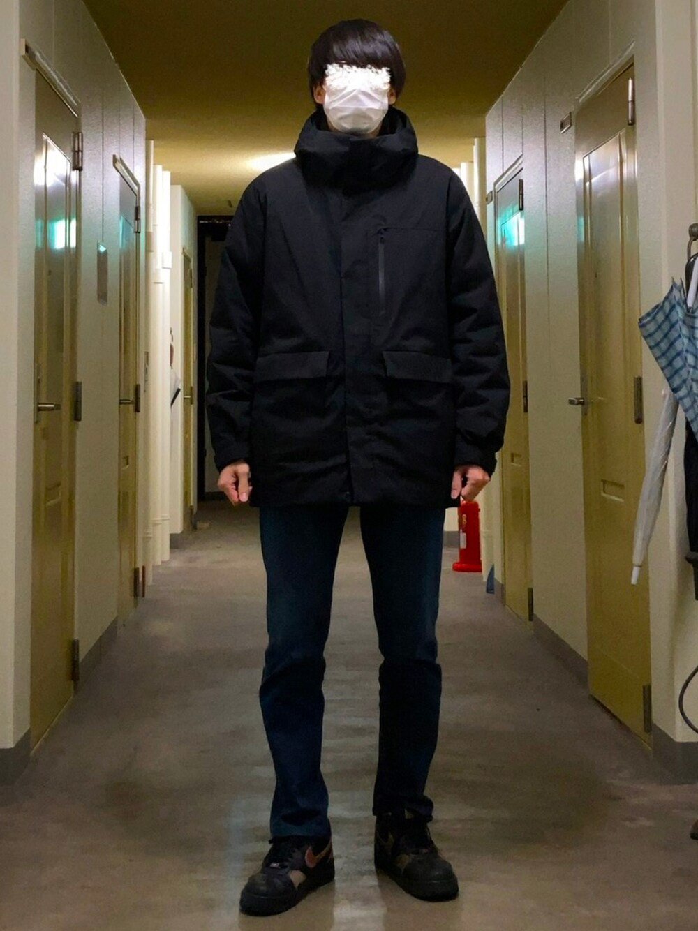「いいね、save、フォローお願いします🤑、おしゃれさんと繋がりたい、大人カジュアル、ダウンジャケット、UNIQLO、デニムパンツ、ヒートテック、スニーカー、NIKE、エアフォースワン、AF1、スニーカーコーデ、冬、あったかコーデ、シンプルコーデ」｜「UNIQLOのハイブリッドダウンパーカ（ブルゾン、ブラック系）」を使った、KTRさん（メンズ・176cm）の冬コーディネートの1枚目の写真
