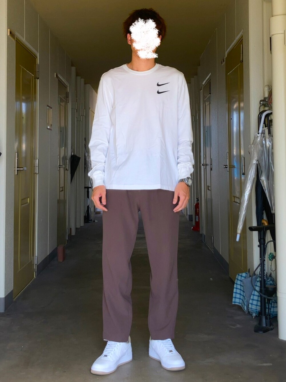 「おしゃれさんと繋がりたい、いいね、save、フォローお願いします🤑、白Tシャツ、ロンT、バックプリント、NIKE、スラックス、ブラウン、SENSEOFPLACE、スニーカー、エアフォースワン、AF1、腕時計、Diesel、nikeコーデ」｜「SENSE OF PLACE by URBAN RESEARCHの【Sサイズ/WEB・一部店舗限定】ダブルタックテーパードスラックス（スラックス、ブラウン系）」を使った、KTRさん（メンズ・176cm）の秋コーディネートの1枚目の写真