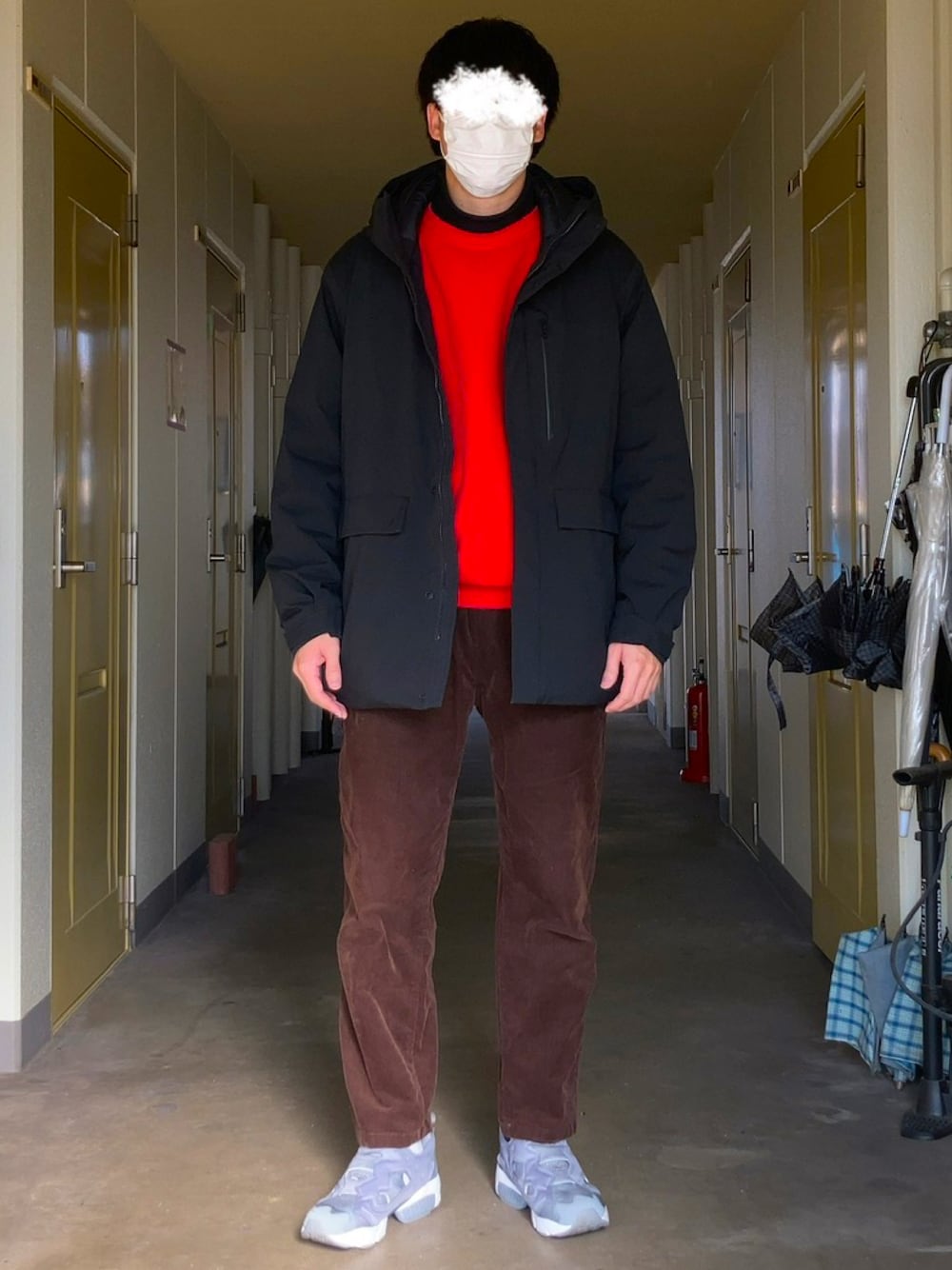 ブラウン系のパンツ、グレー系のスニーカー、ブラック系のブルゾンを着用したメンズの冬コーディネートの1枚目の写真