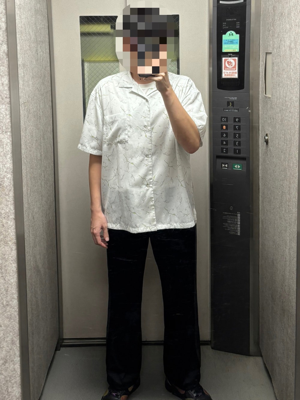 ホワイト系のシャツ/ブラウス、ブラック系のその他パンツ、ブラック系のスニーカーを着用したメンズの秋コーディネートの1枚目の写真