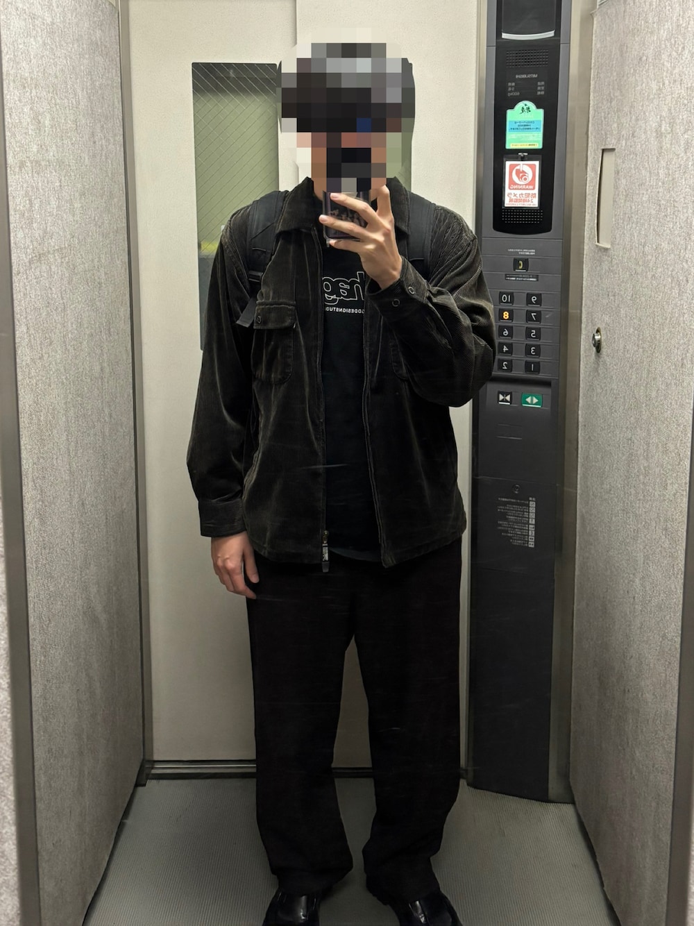 ブラック系のジャケット/アウター、ブラック系のTシャツ/カットソー、ブラウン系のパンツを着用したメンズの秋コーディネートの1枚目の写真