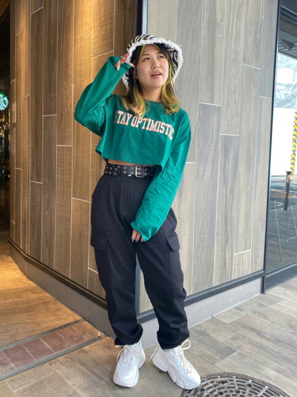 ブラック系のTシャツ/カットソー、ブラック系のパンツ、ホワイト系のスニーカーを着用したレディースの秋コーディネートの1枚目の写真