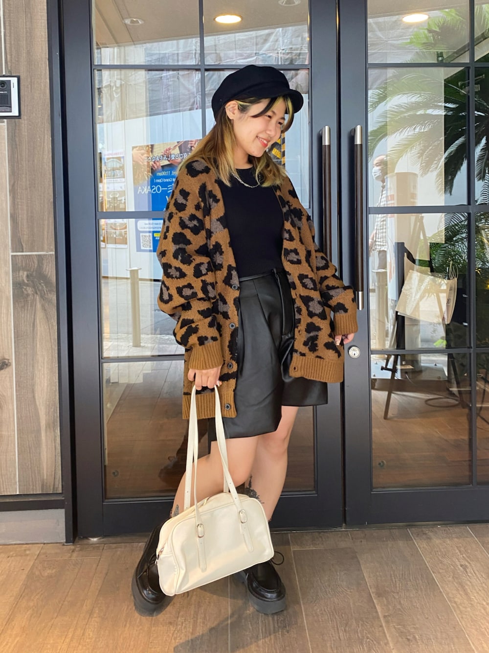 「カジュアルコーデ、オトナカジュアル、ラフ、大人コーデ、パンツスタイル、ブラウンコーデ、秋冬コーデ、カーディガン」｜「SPINNSの【2WAY仕様】2バックルショルダーバッグハンドバッグ（ハンドバッグ、ホワイト系）」を使った、ぽむまるさん（レディース・150cm）の秋コーディネートの1枚目の写真