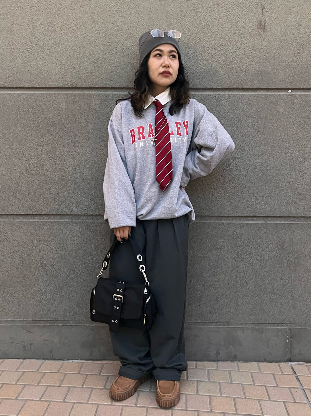 ブラック系のショルダーバッグ、グレー系のスラックス、グレー系のスウェットを着用したレディースの春コーディネートの1枚目の写真