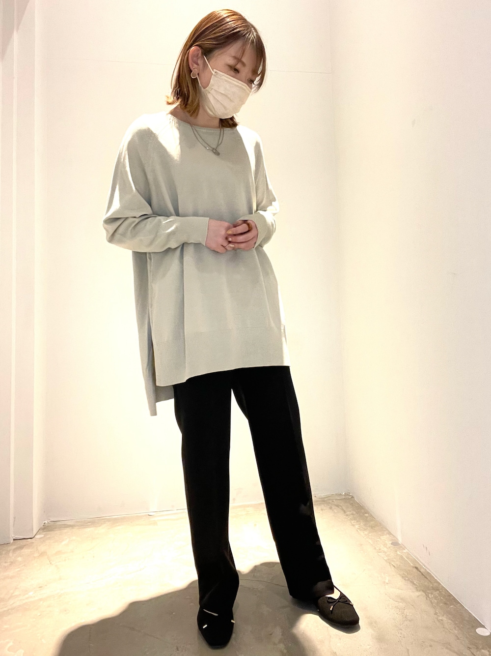 グレー系のニット/セーター、ブラック系のその他パンツ、ブラック系のパンプスを着用したレディースの冬コーディネートの1枚目の写真