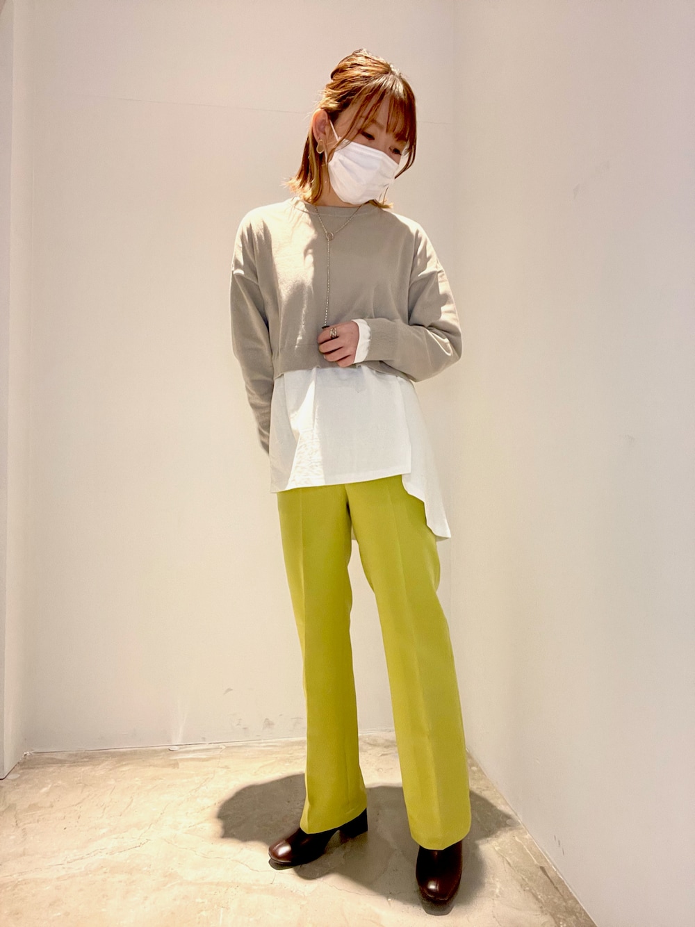 ベージュ系のTシャツ/カットソー、イエロー系のその他パンツ、ブラウン系のブーツを着用したレディースの冬コーディネートの1枚目の写真