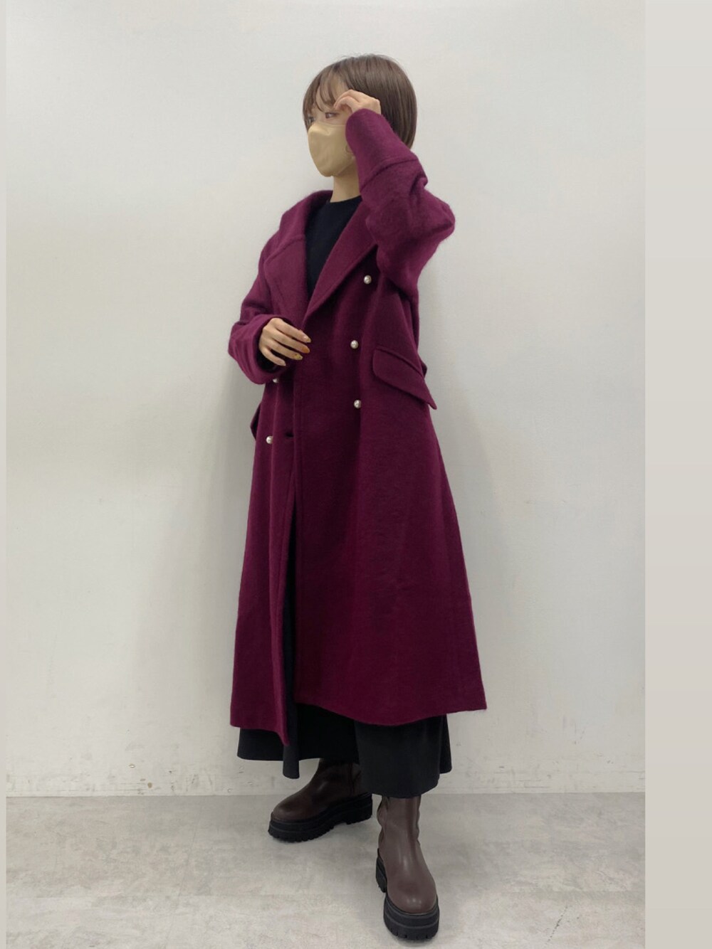 「休日スタイル、秋、コート、プチプラ、アウター」｜「natural coutureのパール釦ロングチェスターコート（チェスターコート、レッド系）」を使った、みず・チャンさん（レディース・157cm）の秋コーディネートの1枚目の写真