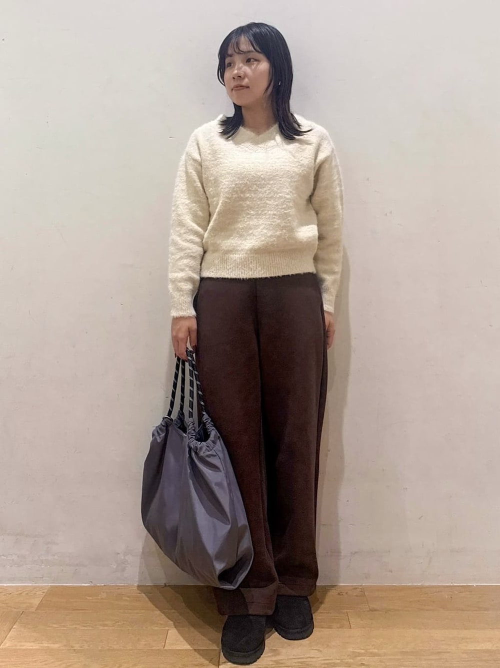 ベージュ系のニット/セーター、ブラウン系のその他パンツ、ブラック系のその他シューズを着用したレディースの冬コーディネートの1枚目の写真