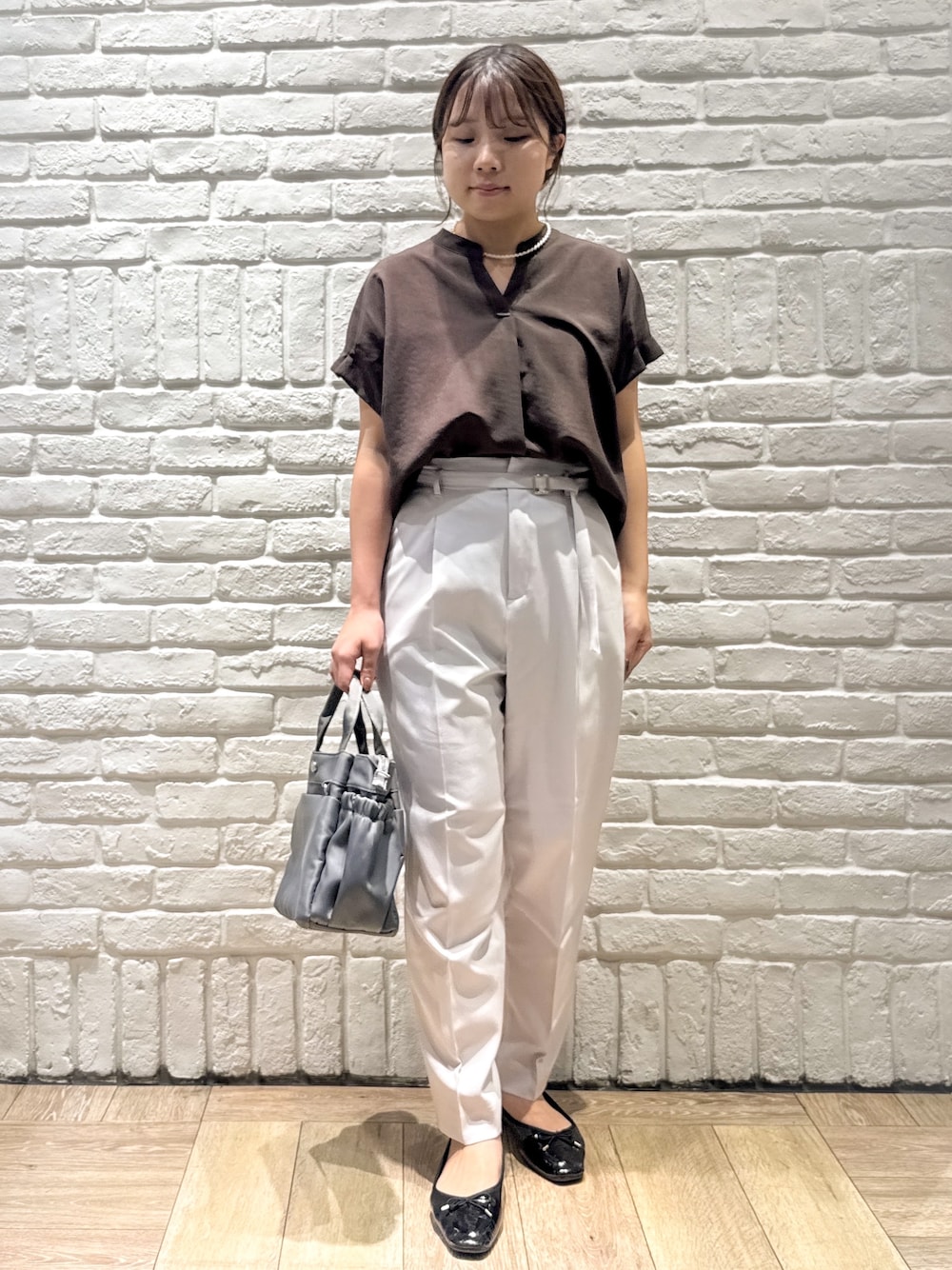 ブラウン系のシャツ/ブラウス、ベージュ系のその他パンツ、グレー系のトートバッグを着用したレディースの夏コーディネートの1枚目の写真