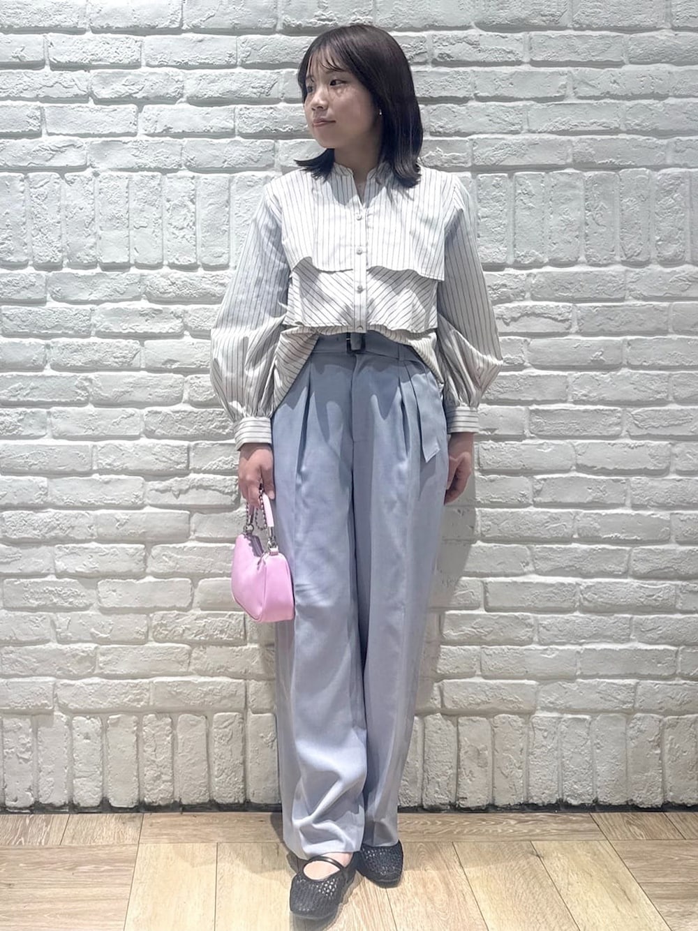 ベージュ系のシャツ/ブラウス、グレー系のその他パンツ、ピンク系のショルダーバッグを着用したレディースの春コーディネートの1枚目の写真