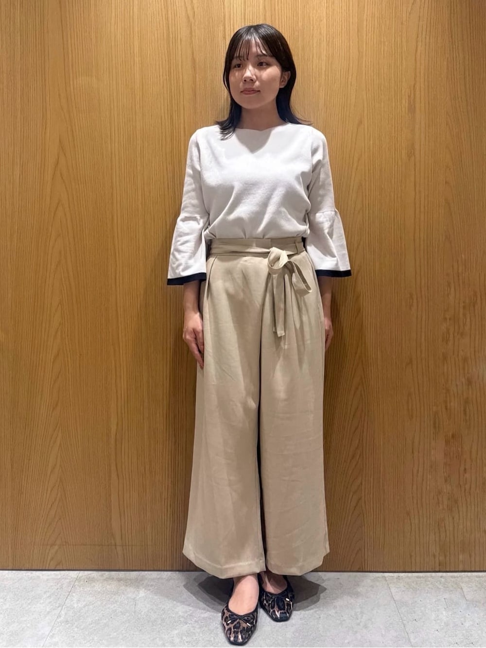 グレー系のニット/セーター、ベージュ系のその他パンツ、ブラウン系のその他シューズを着用したレディースの秋コーディネートの1枚目の写真