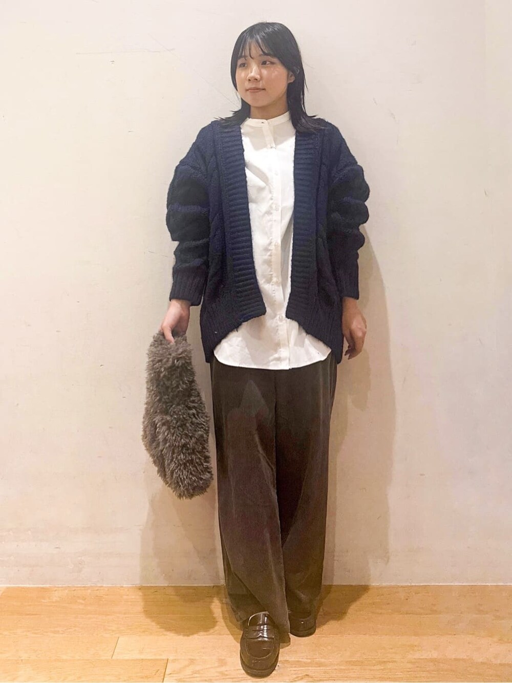 ブルー系のカーディガン/ボレロ、ホワイト系のシャツ/ブラウス、ブラウン系のその他パンツを着用したレディースの秋コーディネートの1枚目の写真