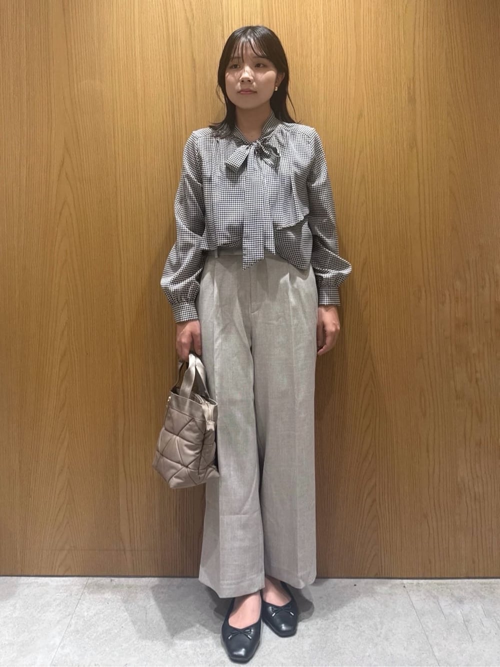 ブラック系のシャツ/ブラウス、グレー系のその他パンツ、ブラウン系のトートバッグを着用したレディースの秋コーディネートの1枚目の写真