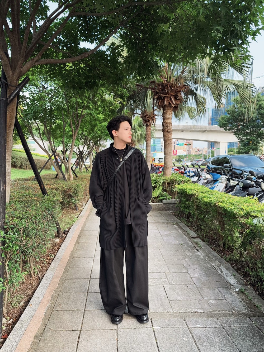 HOMME PLISSE ISSEY MIYAKEのノーカラーコートを使った人気