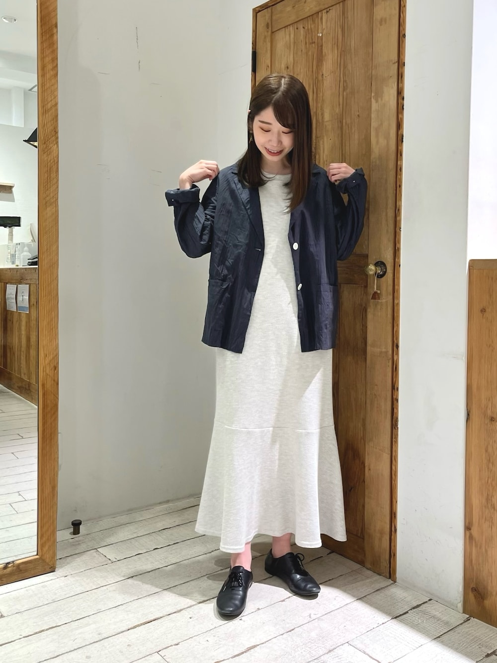 「シャツジャケット、ジャケット、羽織り、シンプルコーデ、オトナ女子、オトナカジュアル、ワンピース、ぺプラム、クリンクル加工、しわ加工、pualcecin、ピュアルセシン」｜「PUAL CE CINの【WEB限定】ペプラムマキシ半袖ワンピース（ワンピース、ベージュ系）」を使った、Honokaさん（レディース・157cm）の夏コーディネートの1枚目の写真