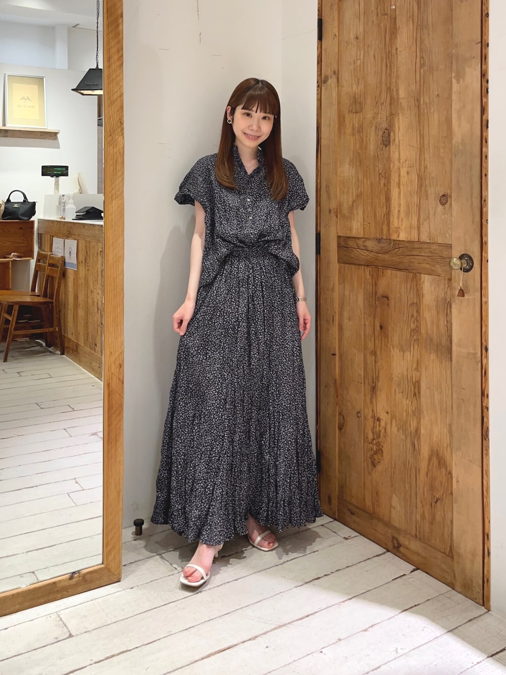 「ピュアルセシン、pualcecin、花柄、小花柄、セットアップ、花柄スカート、花柄ブラウス、フェミニン、モノトーン、大人女子、大人かわいい、ワッシャースカート、夏コーデ、骨格ウェーブ、休日コーデ」｜「PUAL CE CINの小花プリントクリンクルスカート（スカート、ブラック系）」を使った、Honokaさん（レディース・157cm）の夏コーディネートの1枚目の写真
