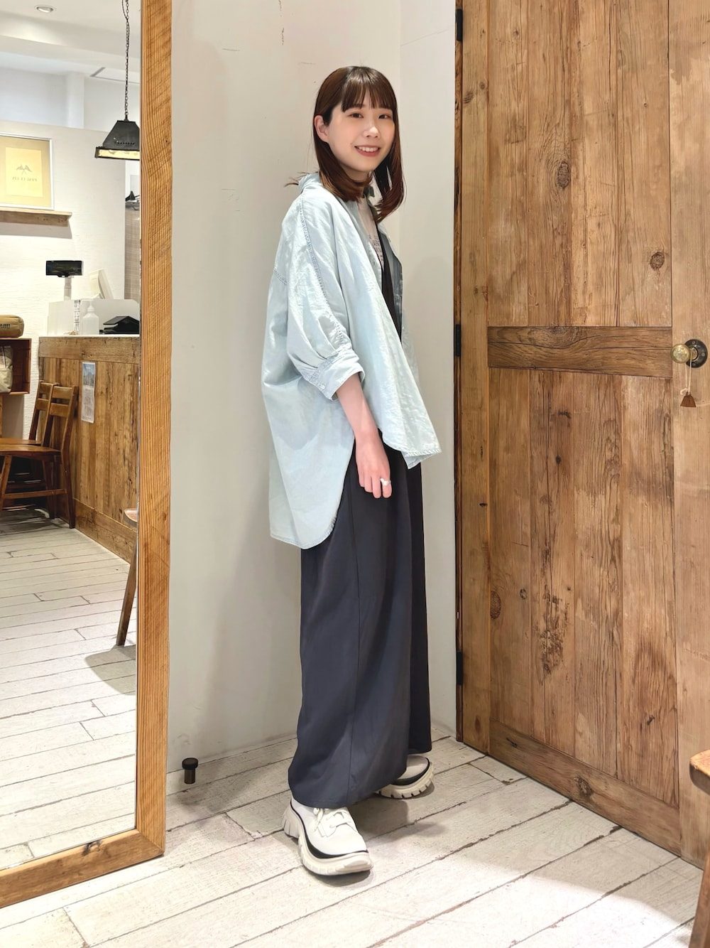 「ピュアルセシン、pualcecin、オールインワン、デニムシャツ、デニム、シンプルコーデ、ロゴT、大人カジュアル、春夏コーデ、ラクチンコーデ、休日スタイル、デニムコーデ、着回しコーデ」｜「PUAL CE CINの綿麻デニムハーフスリーブブラウス（シャツ/ブラウス、ブルー系）」を使った、Honokaさん（レディース・157cm）の春コーディネートの1枚目の写真