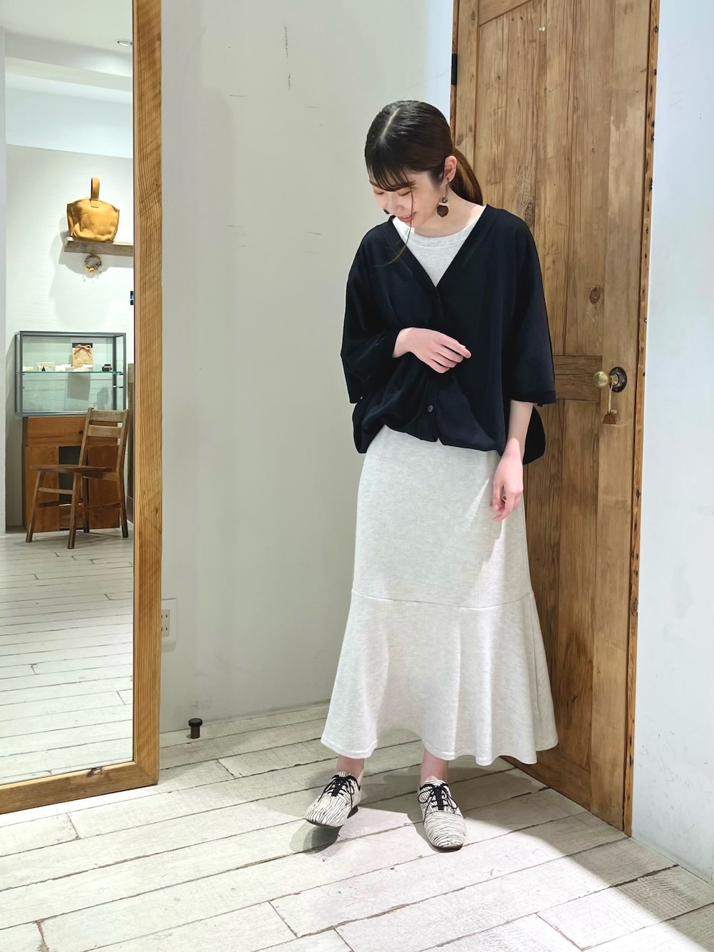 「ピュアルセシン、pualcecin、オトナ女子、カーディガン、羽織り、ぺプラム、ワンピース、シンプルコーデ、シンプル、モノトーン、モノトーンコーデ」｜「PUAL CE CINの【WEB限定】ペプラムマキシ半袖ワンピース（ワンピース、ベージュ系）」を使った、Honokaさん（レディース・157cm）の春コーディネートの1枚目の写真
