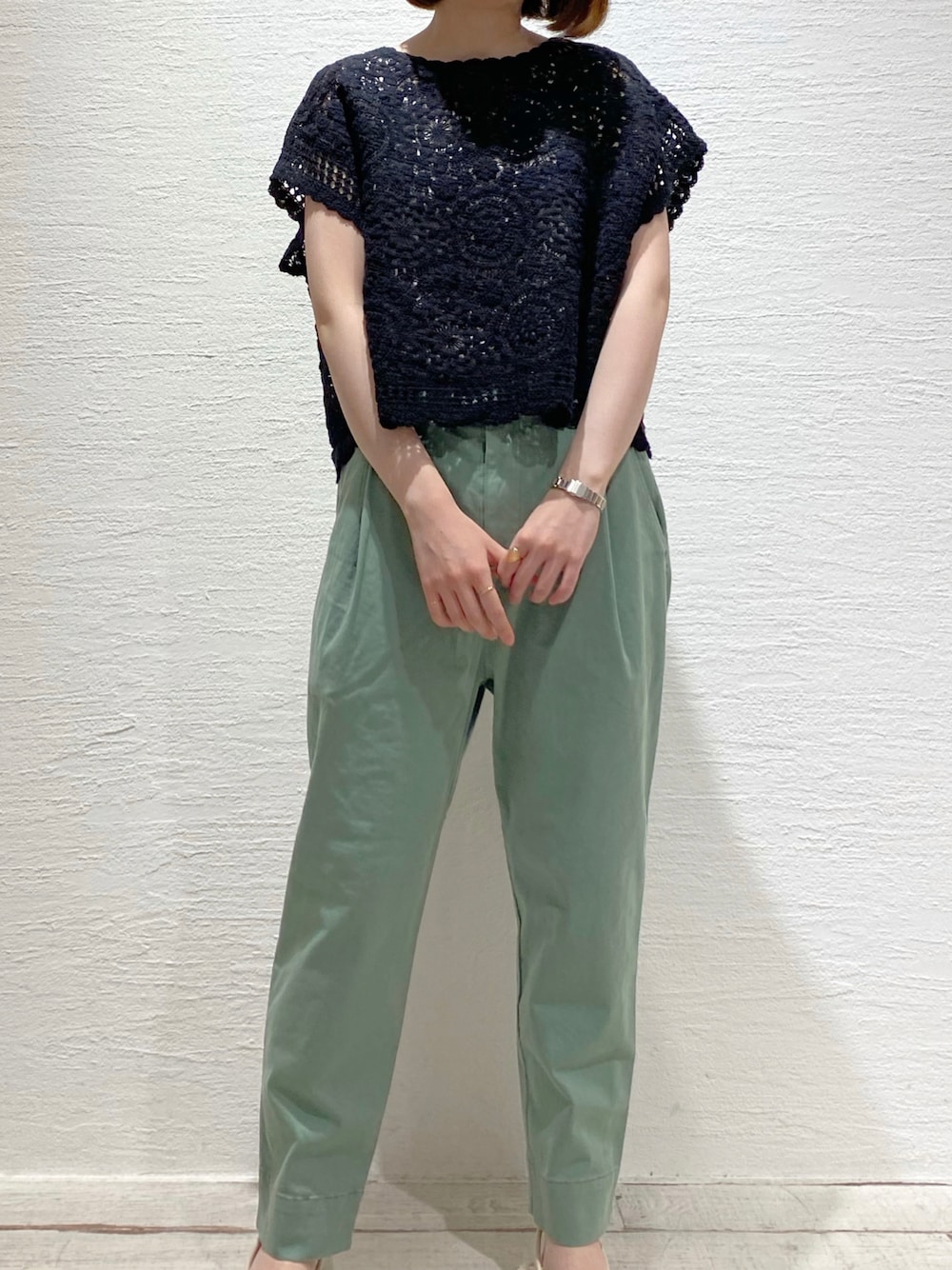「レースベスト、おしゃれさんと繋がりたい、花柄レース、レース、カラーパンツ、カラーパンツコーデ、黒ベスト、カジュアル、オトナカジュアル、オトナカワイイ」｜「PUAL CE CINのコード糸レースプルオーバー（ニット/セーター、ブラック系）」を使った、Honokaさん（レディース・157cm）の夏コーディネートの1枚目の写真