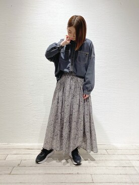 「バックロゴ」｜「アイテム（スカート）」を使った、Honokaさん（レディース・157cm）の秋コーディネート