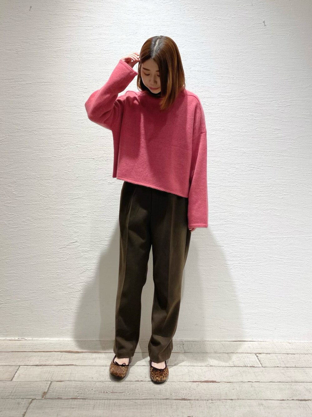 「ヤクニット、カラーコーデ、ピンク色、ニット、ビビットカラー、冬コーデ、pualcecin、ピュアルセシン、カラーニット、シンプル、シンプルカジュアル、起毛素材、起毛、起毛パンツ」｜「PUAL CE CINのホワイトヤク プルオーバー（ニット/セーター、ピンク系）」を使った、Honokaさん（レディース・157cm）の秋コーディネートの1枚目の写真
