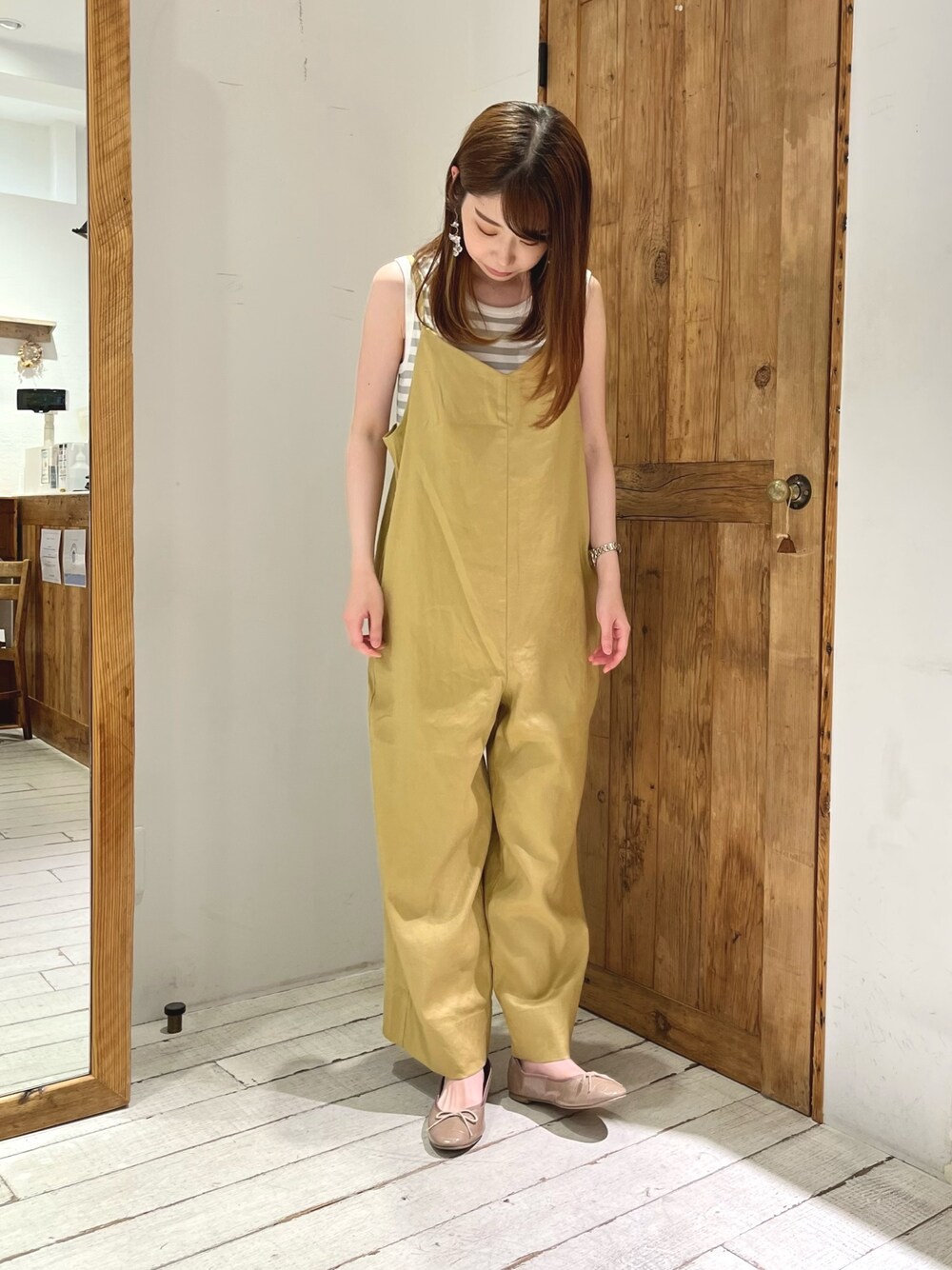 「サロペット、サロペットコーデ、タンクトップ、ボーダー、ボーダートップス、イエロー、マスタード、pualcecin、ピュアルセシン、オトナカジュアル、オトナ女子、ラフ」｜「PUAL CE CINの麻テンセルストレッチサロペット（サロペット/オーバーオール、イエロー系）」を使った、Honokaさん（レディース・157cm）の夏コーディネートの1枚目の写真