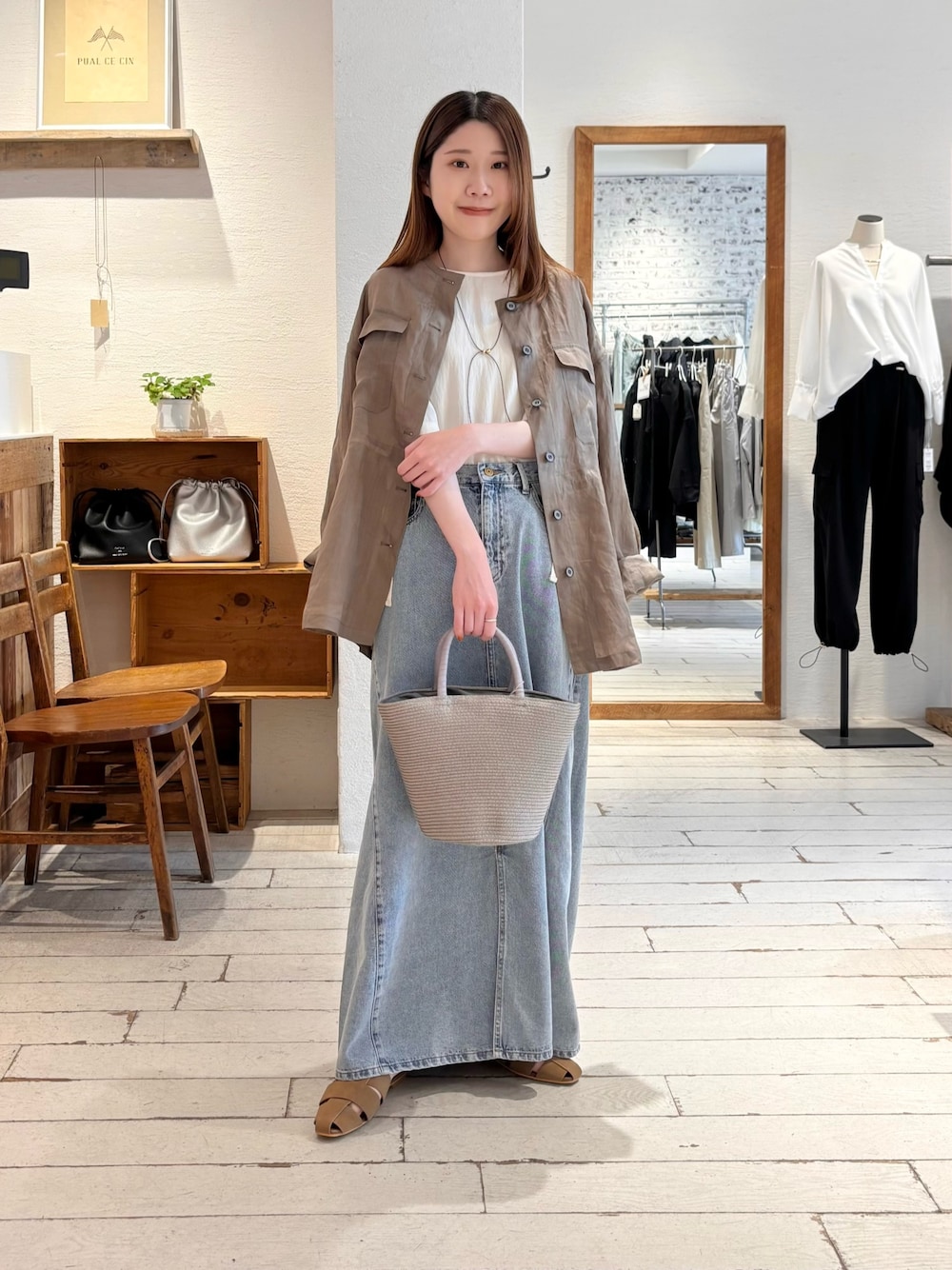 「大人カジュアル、お出かけコーデ、かごバッグ、デニムコーデ、デニム、デニムスカート、シアー、ノーカラージャケット、ジャケット、大人女子、大人コーデ、春夏コーデ、ブラウス、グルカサンダル、オトナ女子」｜「PUAL CE CINの【＠noricorico102企画】キレイ見え万能Tブラウス（シャツ/ブラウス、ホワイト系）」を使った、Honokaさん（骨格ウェーブ・レディース・157cm）の春コーディネートの1枚目の写真