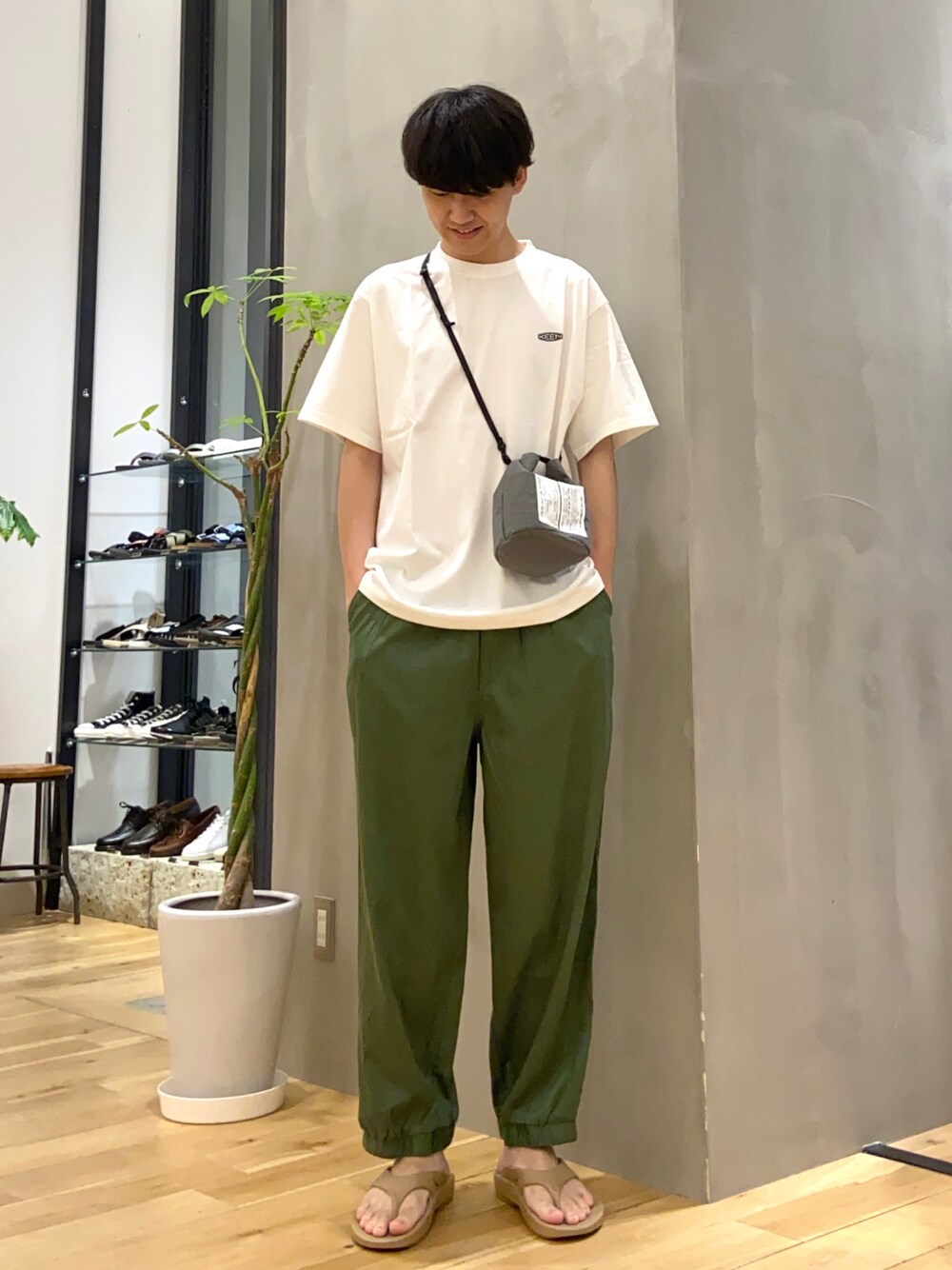 ホワイト系のTシャツ/カットソー、グリーン系のショルダーバッグ、グリーン系のその他パンツを着用したメンズの夏コーディネートの1枚目の写真