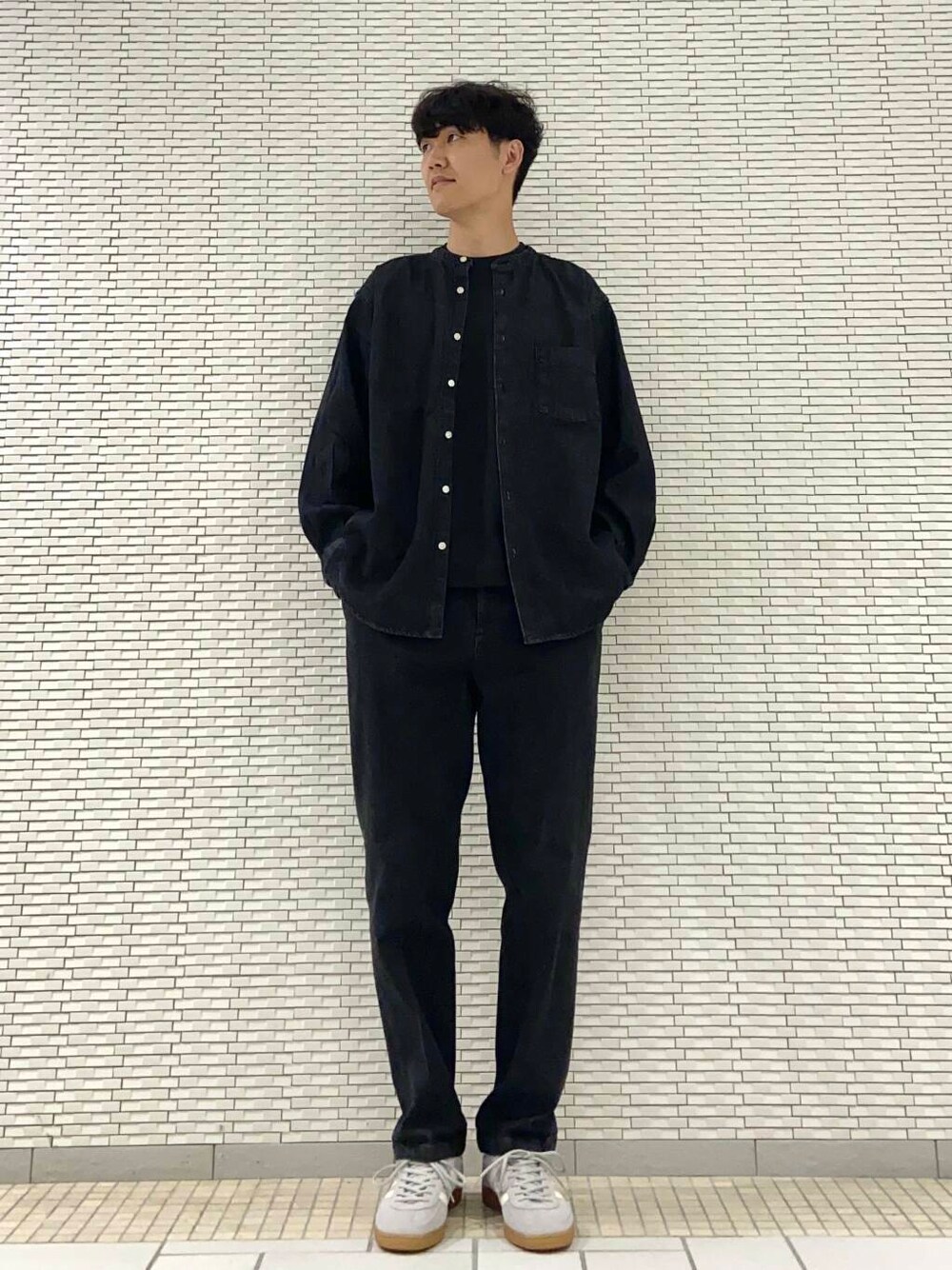 ブラック系のTシャツ/カットソー、ブラック系のシャツ/ブラウス、ブラック系のデニムパンツを着用したメンズの秋コーディネートの1枚目の写真