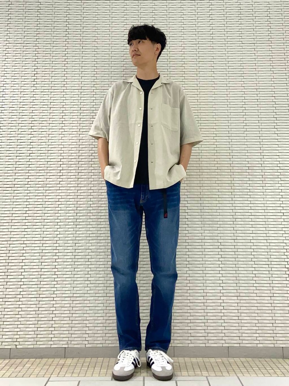 ホワイト系のシャツ/ブラウス、ブラック系のTシャツ/カットソー、ブルー系のデニムパンツを着用したメンズの夏コーディネートの1枚目の写真