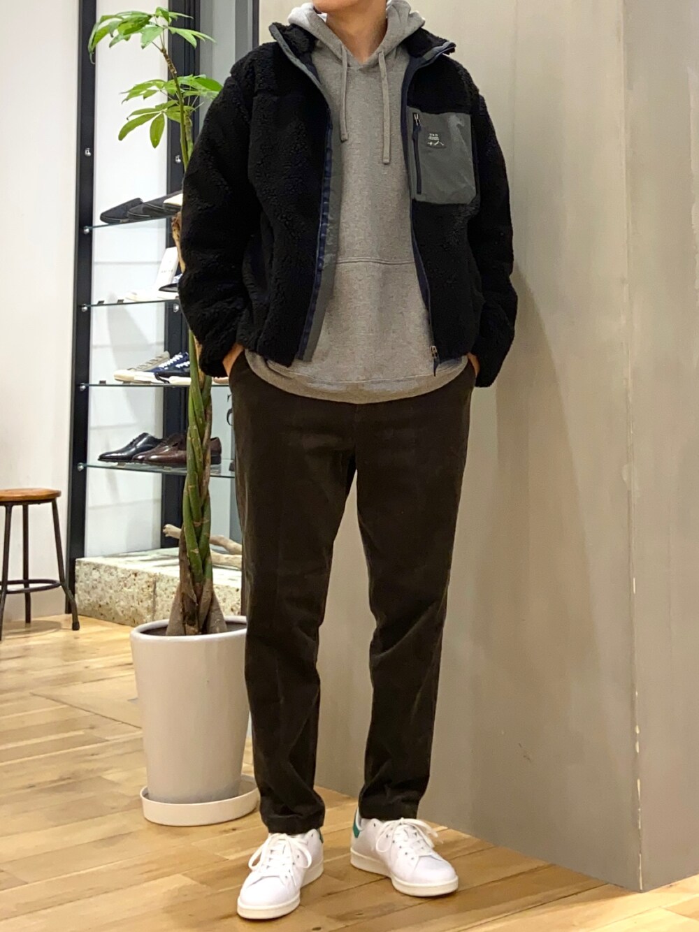 「スウェット、パーカー、冬コーデ、コーデュロイパンツ、パタゴニア、patagonia、白スニーカー、ボアジャケット、スタンスミス、URBAN RESEARCH DOORS」｜「URBAN RESEARCH DOORSの【XLサイズ/WEB限定】防風ボアジップブルゾン（ブルゾン、ブラック系）」を使った、ショウゴさん（メンズ・182cm）の冬コーディネートの1枚目の写真
