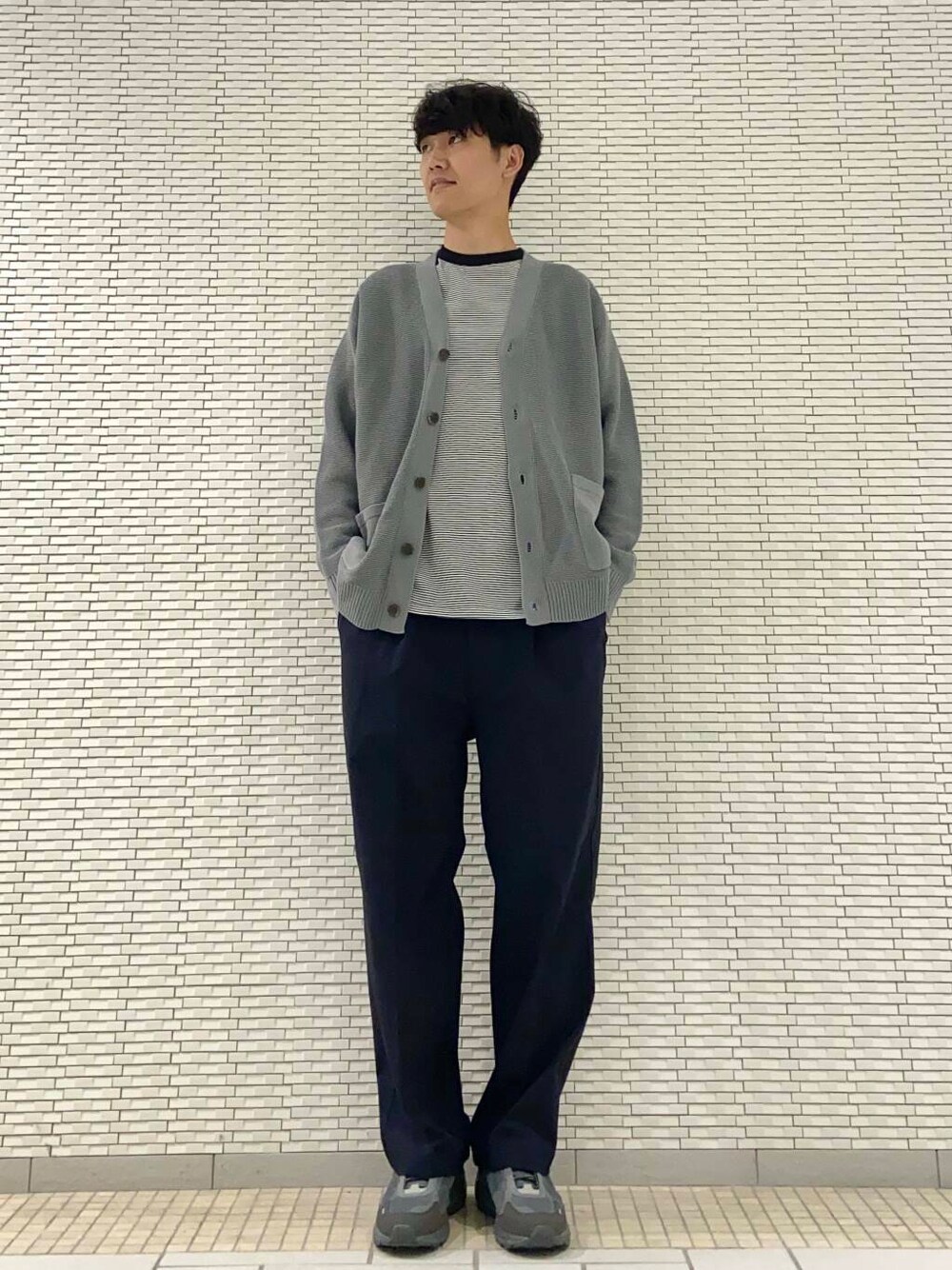 ブラック系のTシャツ/カットソー、グレー系のカーディガン/ボレロ、ブルー系のその他パンツを着用したメンズの秋コーディネートの1枚目の写真