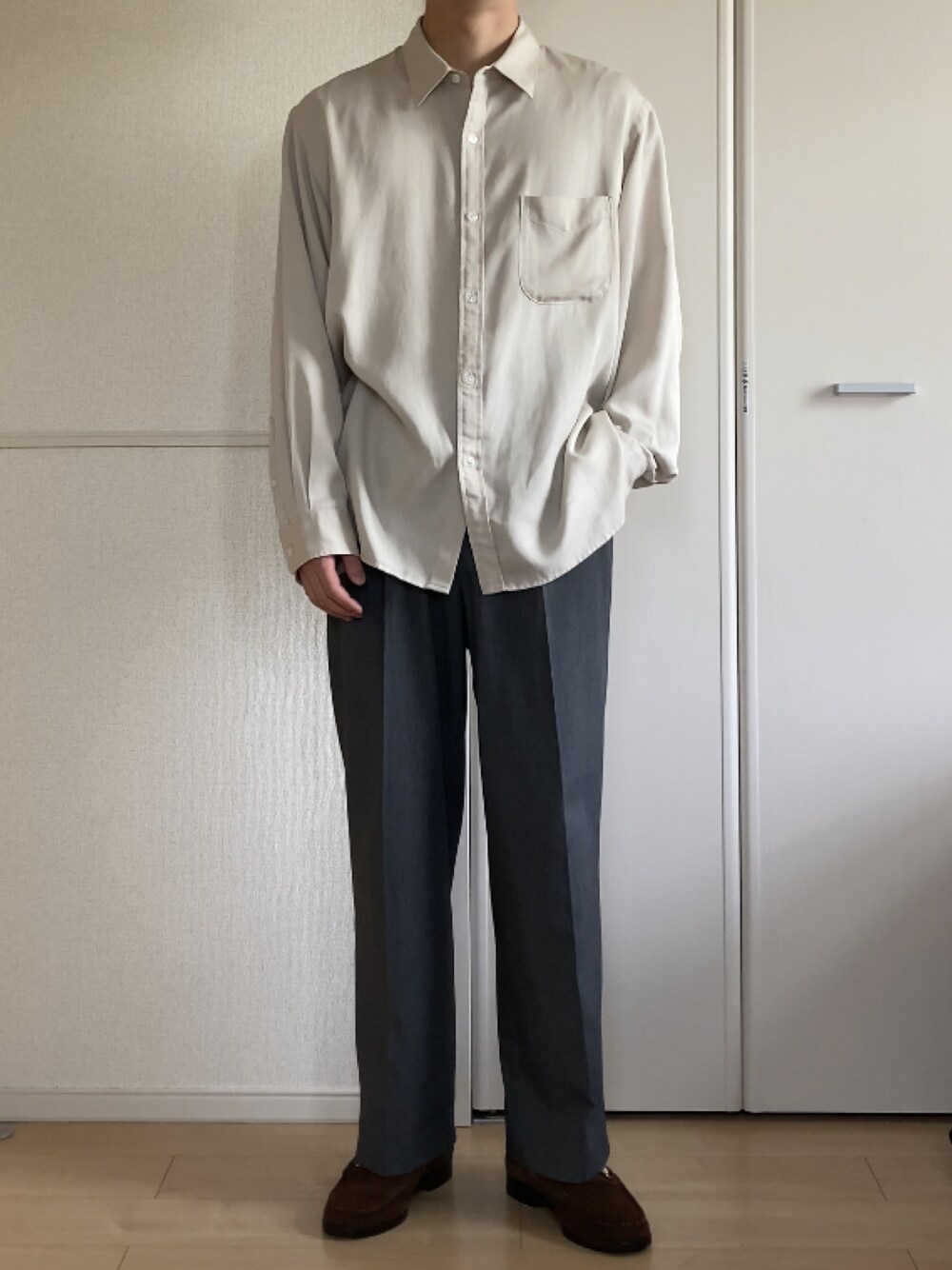 「シンプル、春コーデ、シャツ、白シャツ、スラックス、バギーパンツ、ローファー、Steven Alan、UNIQLO、GU、キレイめ」｜「Steven Alanの＜Steven Alan＞ CLLOS TWILL REGULAR COLLAR BOX SHIRT -LOOSE/シャツ（シャツ/ブラウス、ホワイト系）」を使った、いっせいさん（メンズ・169cm）の春コーディネートの1枚目の写真