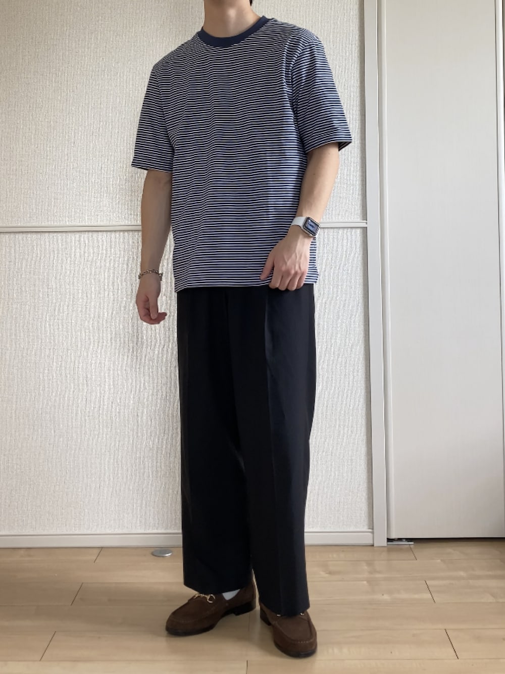 「夏、Tシャツ、スラックス、ローファー、きれいめカジュアル、ボーダー、UNIQLO、UNITED TOKYO、BEAUTY&YOUTH UNITED ARROWS、ショルダーバッグ、ブラック、ブルー、ブラウン、FUDGE」｜「UNIQLOのアイテム（Tシャツ/カットソー、ブルー系）」を使った、いっせいさん（メンズ・170cm）の夏コーディネートの1枚目の写真