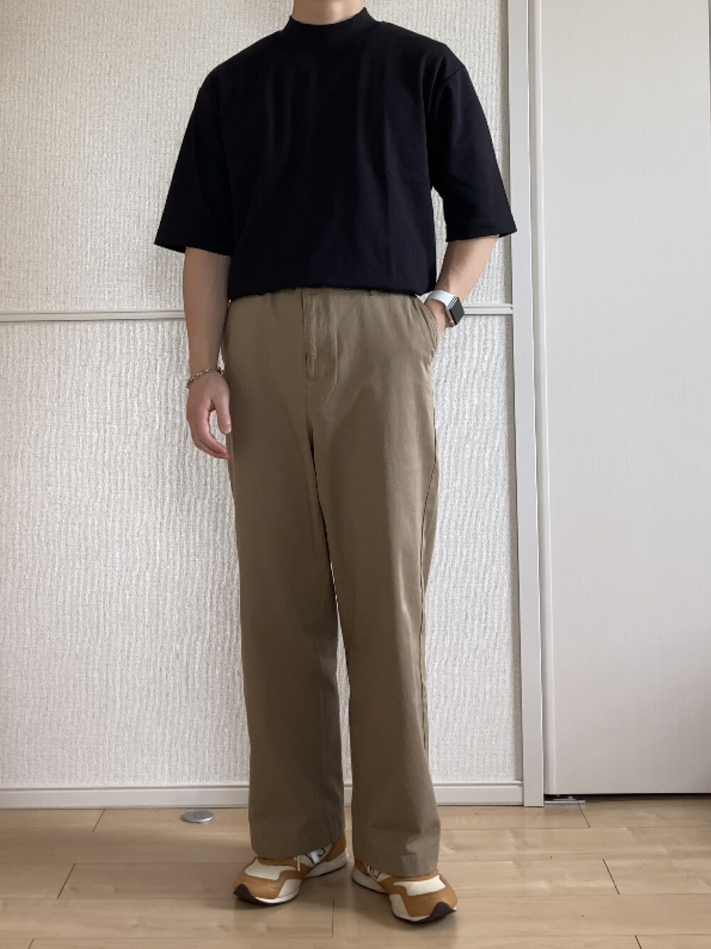 「夏、Tシャツ、チノパン、ワイドパンツ、モックネック、スニーカー、UNIQLO、無印良品、New Balance、タックイン、ブラック、ベージュ、ブラウン、FUDGE、カジュアル」｜「UNIQLOのアイテム（シャツ/ブラウス、ブラック系）」を使った、いっせいさん（メンズ・170cm）の夏コーディネートの1枚目の写真