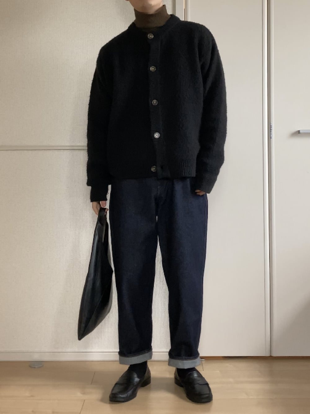 「秋冬コーデ、カーディガン、タートルネック、モヘアニット、ハンドバッグ、レザー、デニム、ワイドデニム、革靴、ローファー、クラシカル、EMMA  CLOTHES、BEAUTY&YOUTH UNITED ARROWS、GU、UNIQLO」｜「EMMA CLOTHESのシャギーニットWジャガード編みラウンドネック ドロップショルダールーズニットカーディガン EMMA CLOTHES  2021-2022 WINTER（カーディガン/ボレロ、ブラック系）」を使った、いっせいさん（メンズ・169cm）の冬コーディネートの1枚目の写真