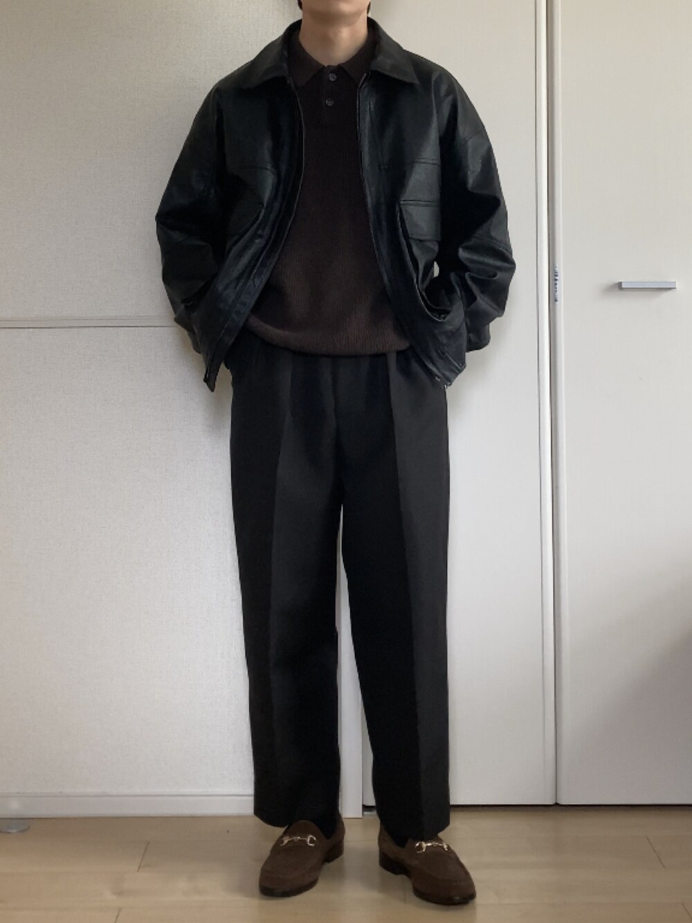 「秋冬コーデ、レザーブルゾン、ニットポロ、スラックス、ローファー、FREAK’Ｓ STORE、Steven Alan、BEAUTY&YOUTH UNITED ARROWS、きれいめカジュアル、クラシカル」｜「FREAK'S STOREのフェイクレザーブルゾン（ライダースジャケット、ブラック系）」を使った、いっせいさん（メンズ・169cm）の冬コーディネートの1枚目の写真