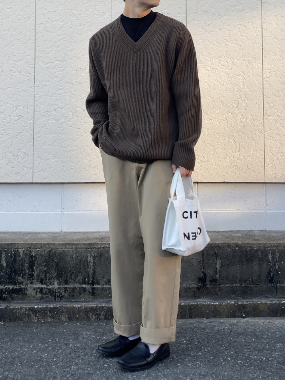 「秋コーデ、ニット、ハイネック、チノパン、ワイドパンツ、革靴、ローファー、プチプラコーデ、UNIQLO、無印良品、GU、トートバッグ、CITEN、クラシカル、FUDGE」｜「UNIQLOのアイテム（ニット/セーター、ブラウン系）」を使った、いっせいさん（メンズ・170cm）の秋コーディネートの1枚目の写真