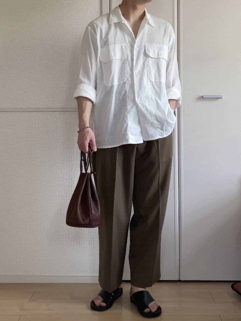 「シンプル、夏コーデ、白シャツ、スラックス、バギーパンツ、サンダル、レザーバッグ、COMOLI、CONFECT、Steven Alan、キレイめ、ブラウン」｜「COMOLIのアイテム（シャツ/ブラウス、ホワイト系）」を使った、いっせいさん（メンズ・169cm）の春コーディネートの1枚目の写真
