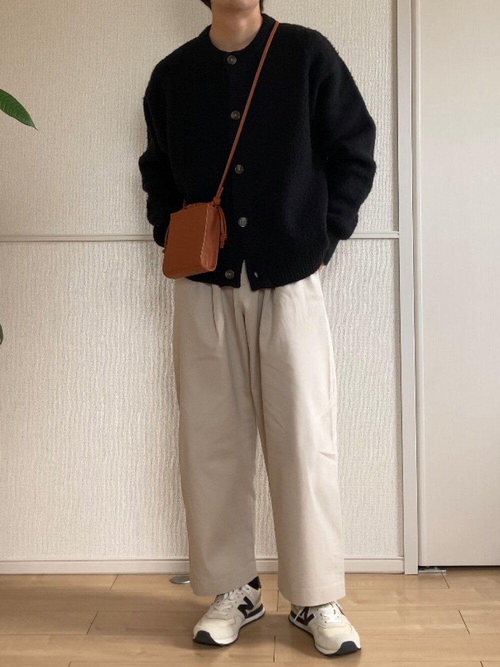 「秋コーデ、カーディガン、チノパン、スニーカー、ショルダーバッグ、EMMA  CLOTHES、GU、WYM、New Balance、ホワイトパンツ、FUDGE、カジュアルコーデ、クラシカル」｜「EMMA CLOTHESのシャギーニットWジャガード編みラウンドネック ドロップショルダールーズニットカーディガン EMMA CLOTHES  2021-2022 WINTER（カーディガン/ボレロ、ブラック系）」を使った、いっせいさん（メンズ・170cm）の秋コーディネートの1枚目の写真