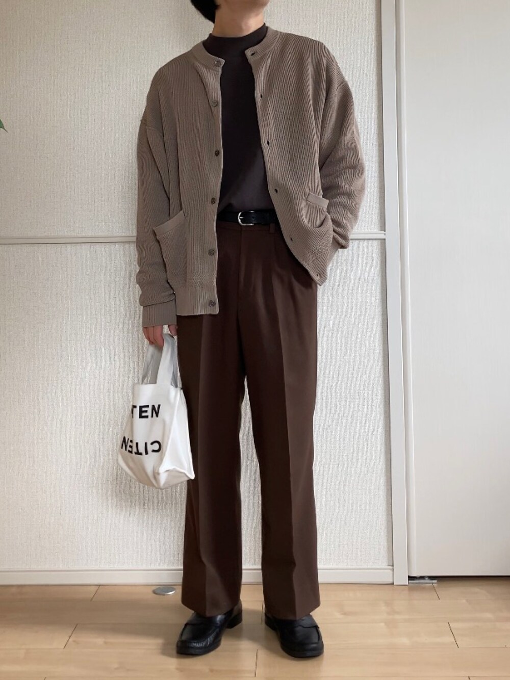 「秋コーデ、カーディガン、スラックス、革靴、トートバッグ、モックネック、ブラウン、Adam et Rope'、uniqro、PUBLIC TOKYO、CITEN、GU、ワントーンコーデ、タックイン、FUDGE」｜「UNIQLOのアイテム（スウェット、グレー系）」を使った、いっせいさん（メンズ・170cm）の秋コーディネートの1枚目の写真