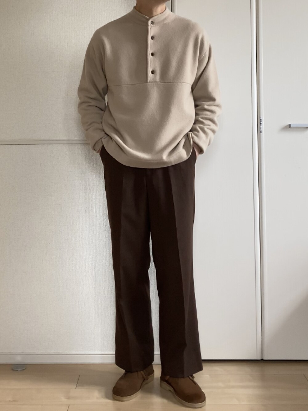 「秋冬コーデ、ニット、ベージュ、ニットポロ、スラックス、ストレートパンツ、clarks、クラークス、ワントーンコーデ、BATONER、PUBLIC TOKYO、クラシカル、FUDGE、キレイめ、ブラウン」｜「BATONERのアイテム（ニット/セーター、ベージュ系）」を使った、いっせいさん（メンズ・169cm）の冬コーディネートの1枚目の写真