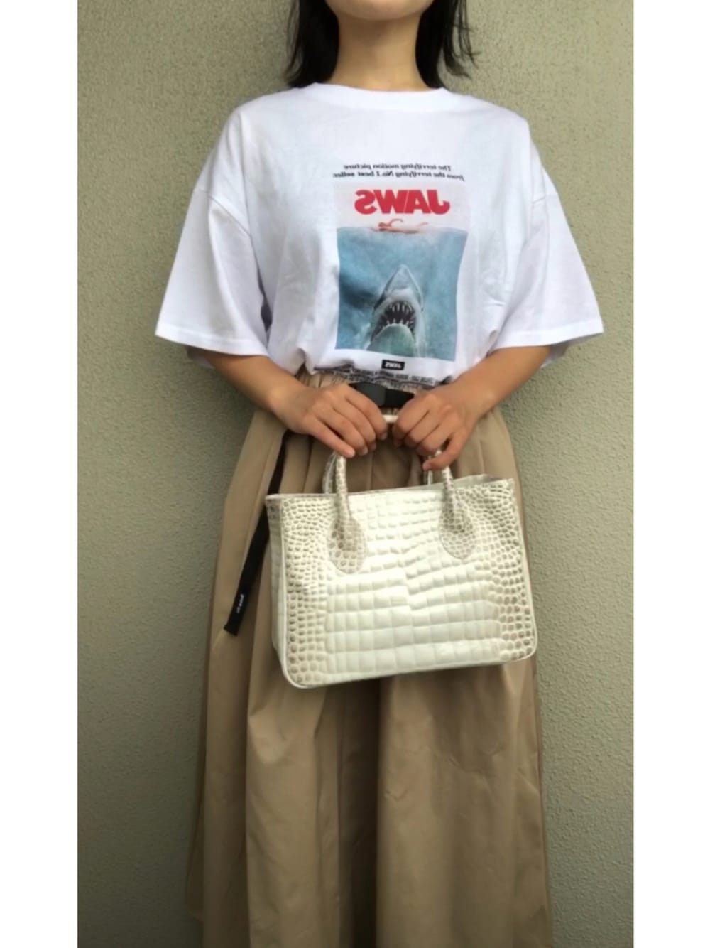 「cepo.、Boka nii、guu、Tシャツ、白Tシャツ、スカート、チノスカート、ベージュスカート、ハンドバッグ、プリントT、ジョーズ、サメ、大人カジュアル、ゆるコーデ、夏コーデ」｜「guuの【牛革型押しエナメルクロコ】ヒマラヤトートM（トートバッグ、ホワイト系）」を使った、柚さん（レディース・156cm）の秋コーディネートの1枚目の写真