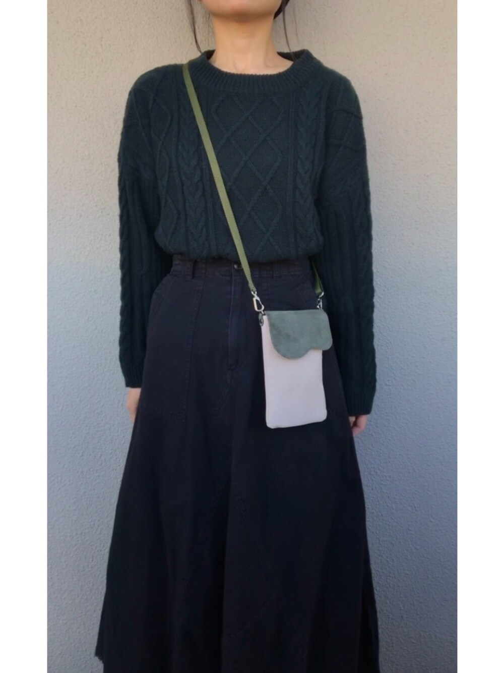 「未来のWEARISTAプロジェクト、guu、OLIVE des OLIVE、ニット、緑ニット、黒スカート、タイトスカート、タックイン、ポシェット、グリーン、シンプル、冬コーデ、大人カジュアル、スカート、ラフ」｜「OLIVE des OLIVEのアイテム（スカート、ブラック系）」を使った、柚さん（レディース・156cm）の冬コーディネートの1枚目の写真