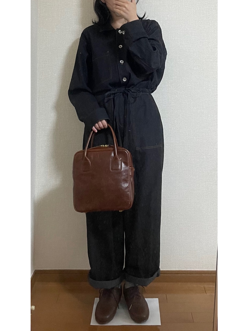 「unclip、ense、オールインワン、ジャンプスーツ、デニムコーデ、オーバーサイズ、バイカラー、革バッグ、スクエアバッグ、レザーシューズ、シンプル、ラフ、ゆるコーデ、オーバーオール、デニム オン デニム」｜「enseのsquare mini boston（バッグ、ブラウン系）」を使った、柚さん（レディース・156cm）の夏コーディネートの1枚目の写真