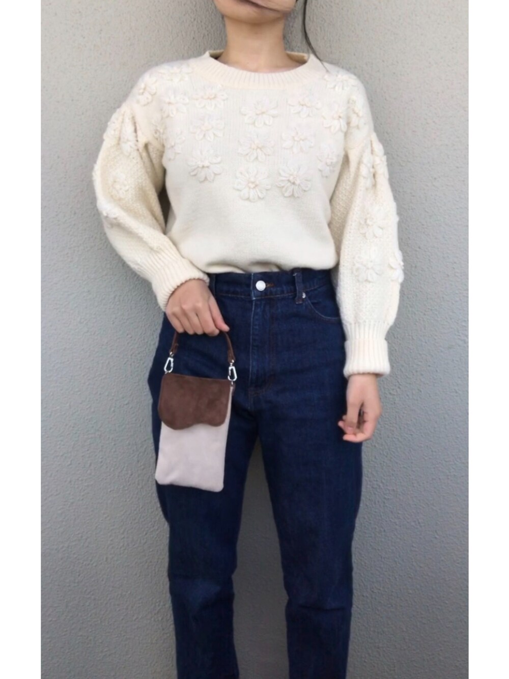 「pocher、guu、LEPSIM、ニット、花柄、白ニット、デニムパンツ、ストレートデニム、タックイン、ポシェット、冬コーデ、大人カジュアル、休日スタイル、ムートンコート、ブラウンコート」｜「LEPSIMのセンタープレステーパート　888241（その他パンツ、ブルー系）」を使った、柚さん（レディース・156cm）の冬コーディネートの1枚目の写真