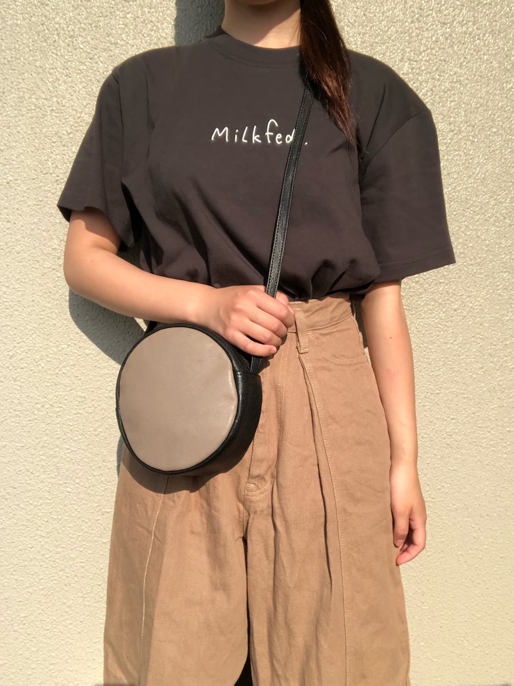 サンローランTシャツ黒ロゴ入り デニム、ベージュのパンツに○ サンローラン Tシャツ トップス ロゴ ブラック レディース SAINT