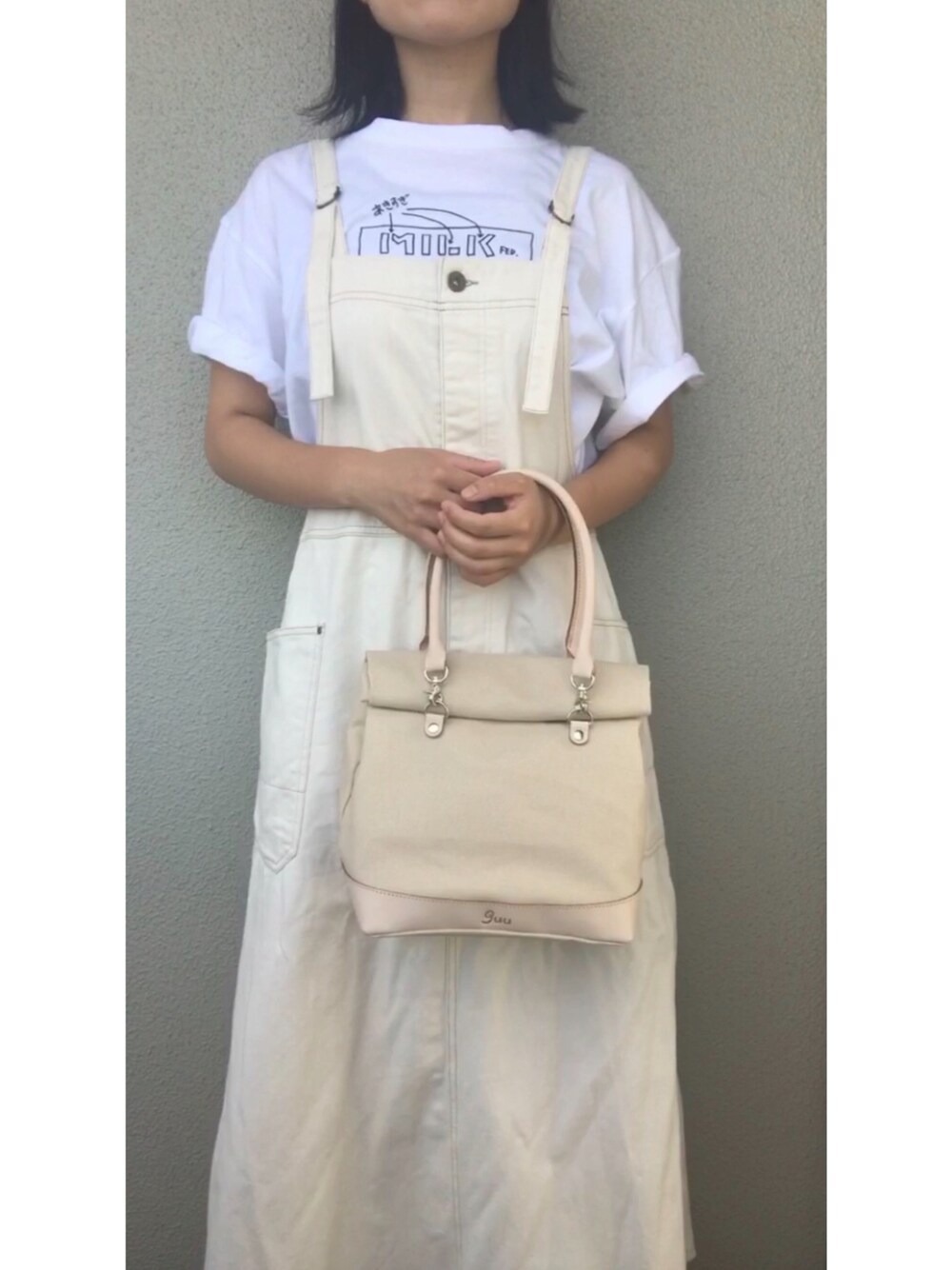 「MILKFED.、niko and ...、guu、Tシャツ、白Tシャツ、ジャンパースカート、オールホワイト、ホワイト、白ワンピース、白スカート、ハンドバッグ、ロゴT、シンプル、大人カジュアル、ワントーンコーデ」｜「MILKFED.のMILKFED.xKenkagami SS TEE BAR（Tシャツ/カットソー、ホワイト系）」を使った、柚さん（レディース・156cm）の秋コーディネートの1枚目の写真