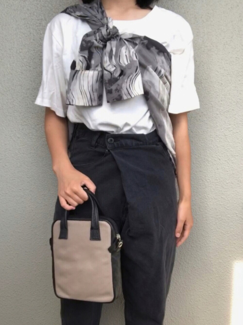 「coen、pocher、cepo.、guu、たすき掛け、モノクロ、Tシャツ、白Tシャツ、デニム、パンツスタイル、ハンドバッグ、モノトーン、休日スタイル、シンプル、夏だ！Tシャツ着よう！」｜「guuの【牛革ゴート型押し】2wayスクエアミニトート（トートバッグ、グレー系）」を使った、柚さん（レディース・156cm）の夏コーディネートの1枚目の写真