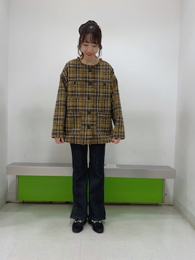 「差し色(黄色)」｜「アイテム（ノーカラージャケット）」を使った、まみさん（レディース・164cm）の冬コーディネート